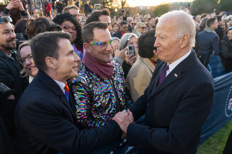 总统和州长祝美国人“骄傲月”快乐！