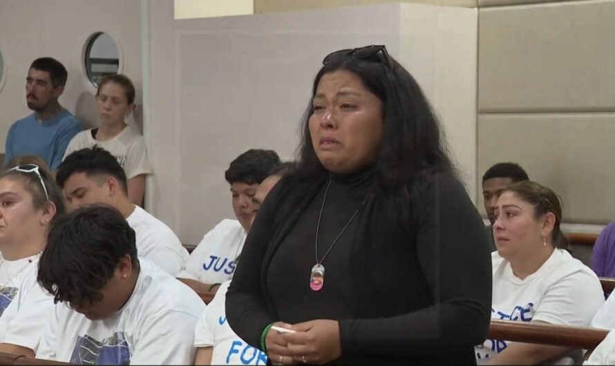 黑人撞死11岁男孩不认罪，男孩家人哭也没用！