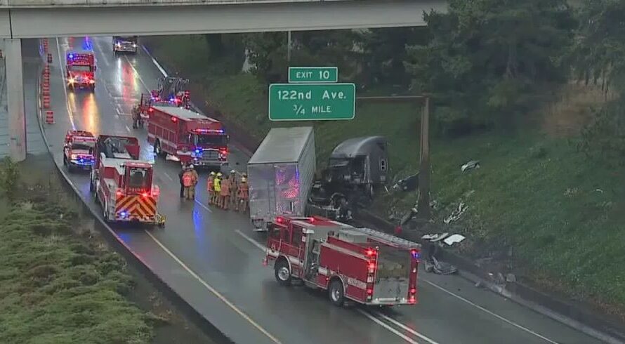 205号公路夹84号公路重大交通事故，两人救出