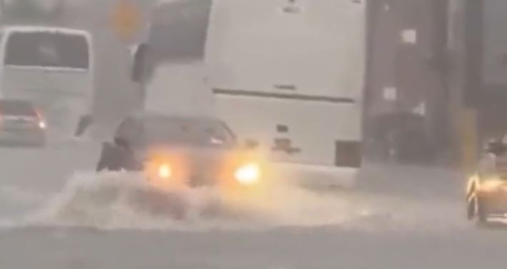 纽约洪水紧急状态，地铁成水帘洞！