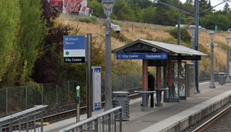 刚刚，波特兰东南区MAX站两人被剌伤！