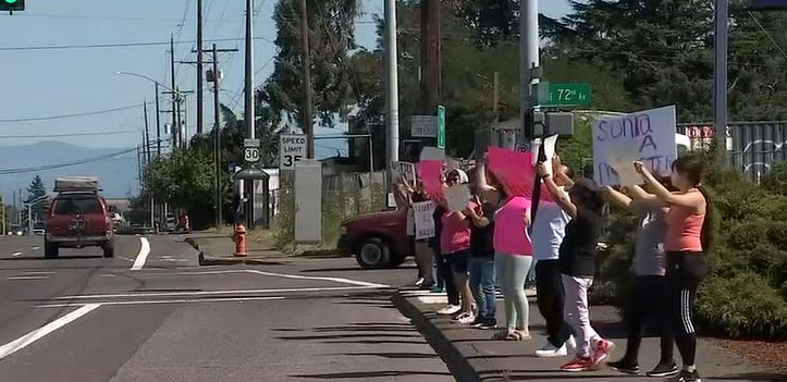 20岁单身母亲被汽车撞倒并拖行几条街！