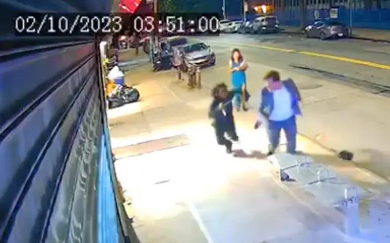 全网震惊！美国男子多看路人一眼，即在女友面前被捅死！