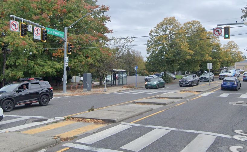 波特兰Powell街28大道发生严重翻车事故