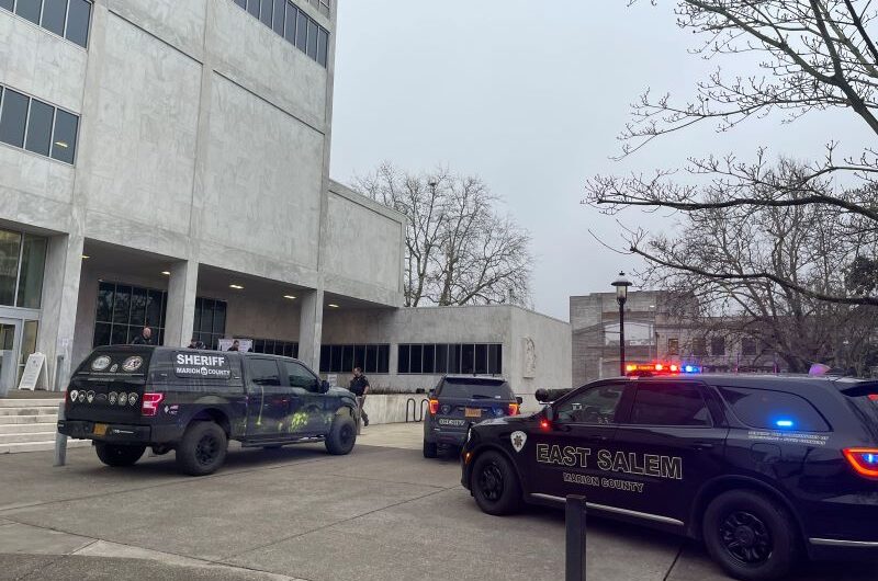 警察对流浪汉进行电击后逮捕！