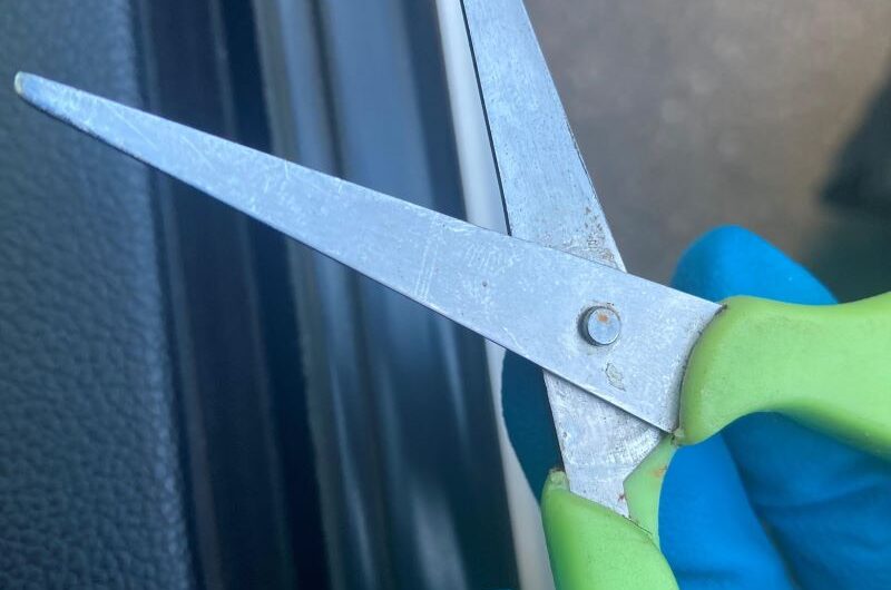 疯子在旧城区用剪刀伤人，并进行种族辱骂！