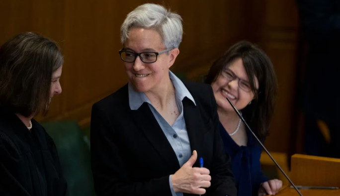 州长为她的老婆设立办公室，俄勒冈人付钱