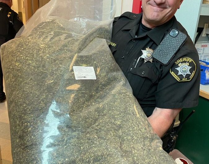 垃圾堆有宝，警察在垃圾堆中找到一大袋大麻！