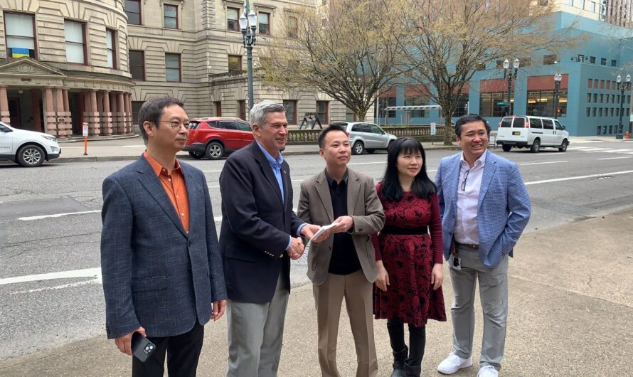 拯救波特兰！华人社区“一大叠支票”捐给市长候选人！