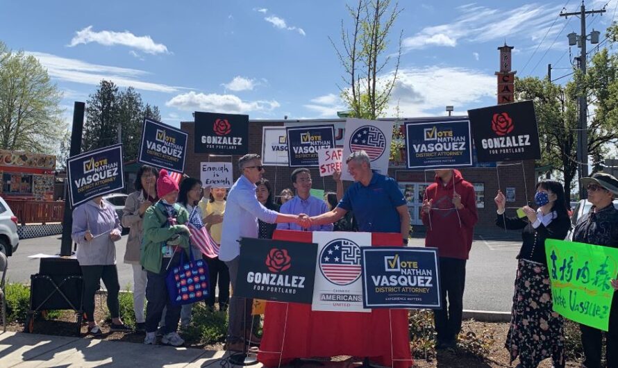 数百华人集合在82街支持Rene和Nathan！诉求重建安全波村！