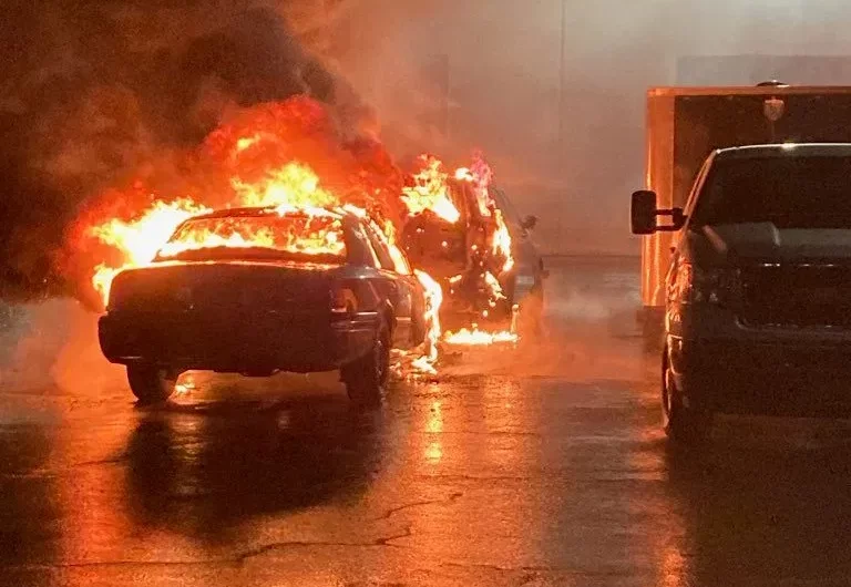 波特兰15辆警车被纵火烧毁！