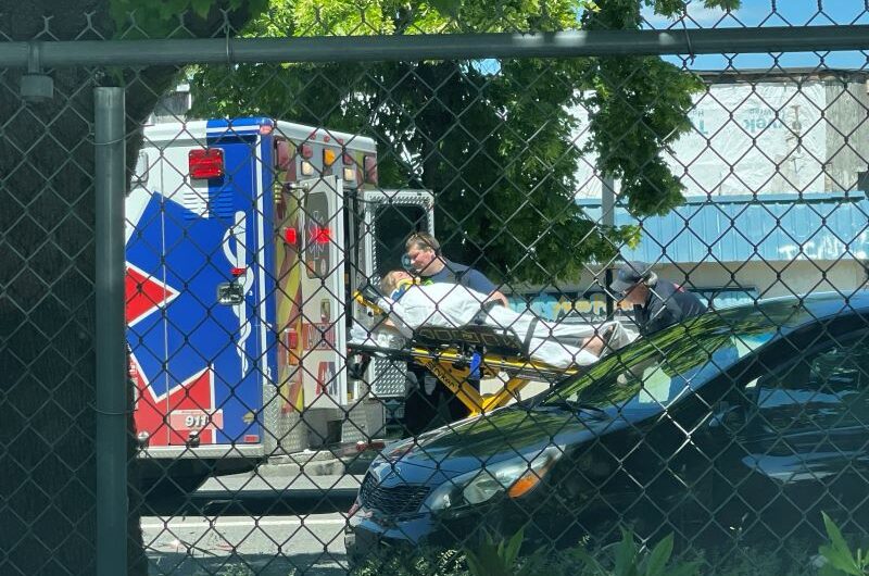 Powell街老人屋前发生车祸，一度封路