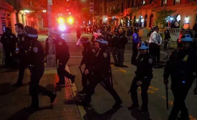 警方在哥伦比亚大学和纽约城市学院逮捕了约 300 人