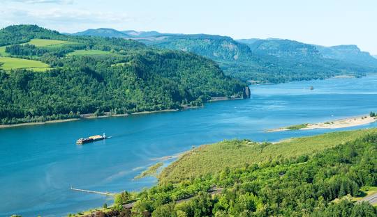 波特兰小型飞机紧急降落河里！