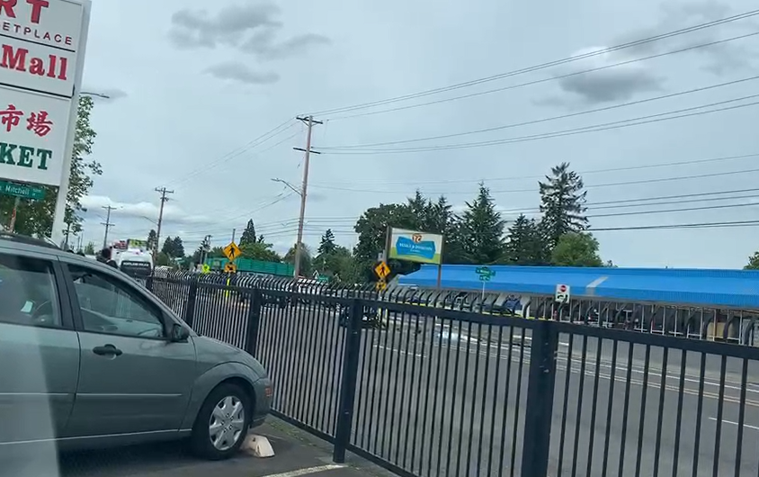 顺发超市路口致命车祸！摩托骑手当场死亡