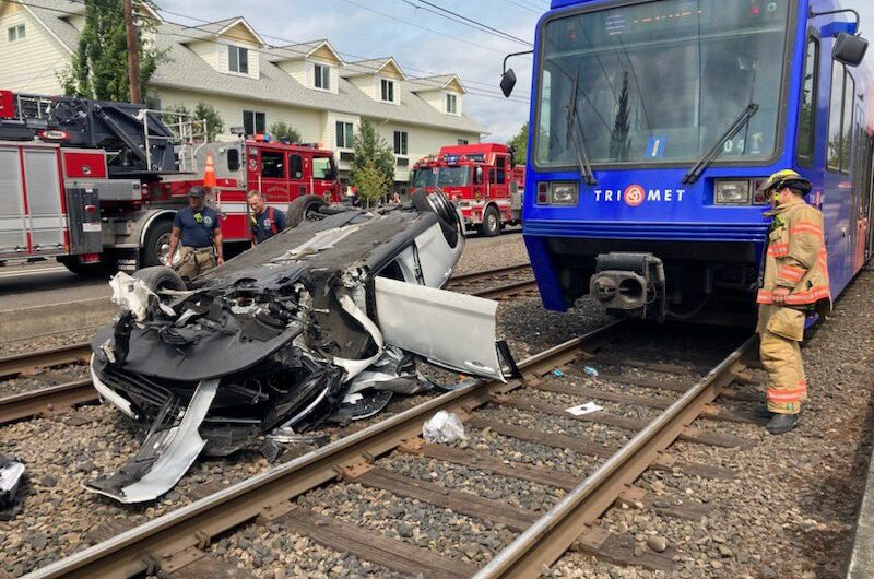 波特兰汽车与 MAX 列车相撞！