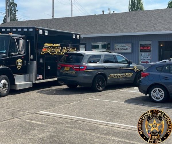 警方在两间按摩院卖淫突袭行动中逮捕3人，有人受伤！