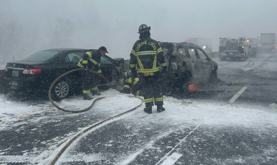 I-84州际公路（瀑布附近）发生超100辆车连环相撞事故！