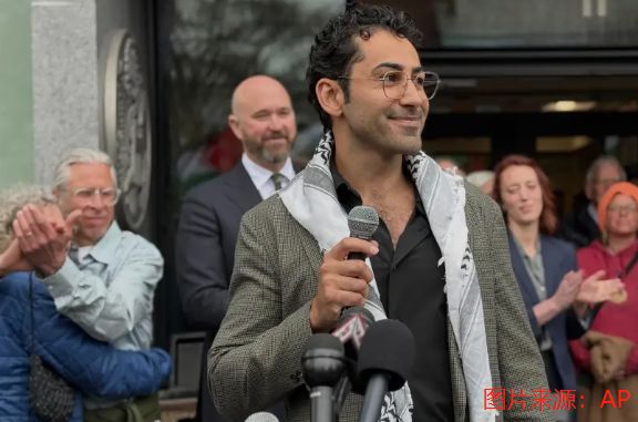 他一出来就说：特朗普，我不怕你们！