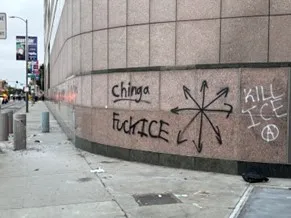 洛杉矶爆发大规模骚乱！反驱逐暴徒围攻联邦特工，现场爆炸不断！