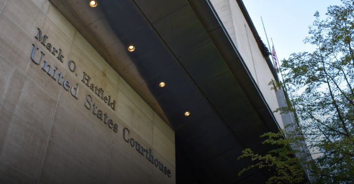 联邦法官继续阻止军队入驻波特兰！裸体抗议“吓坏”特工、惊动国会议长！