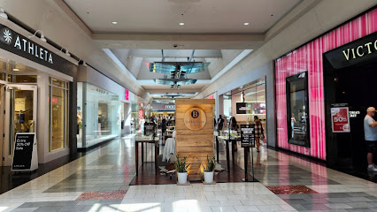 波村华盛顿广场发生武装抢劫！珠宝店玻璃柜被砸碎！