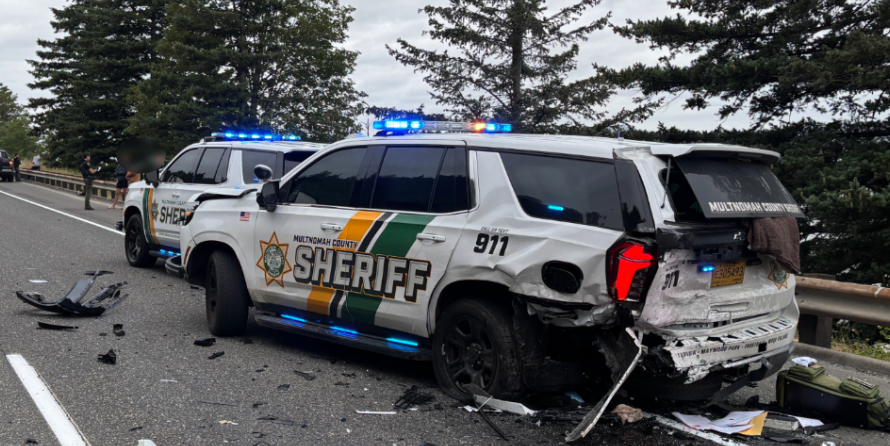 I-84高速连发两起车祸！警车设路障时再遭撞毁